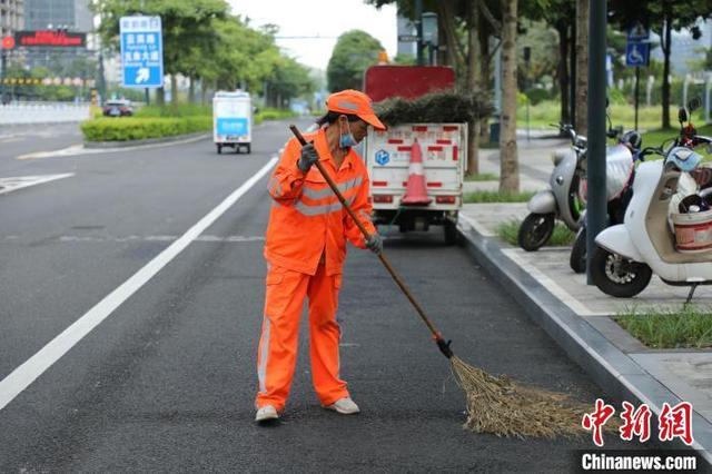 广西南宁户外工作者：“热浪”中坚守岗位