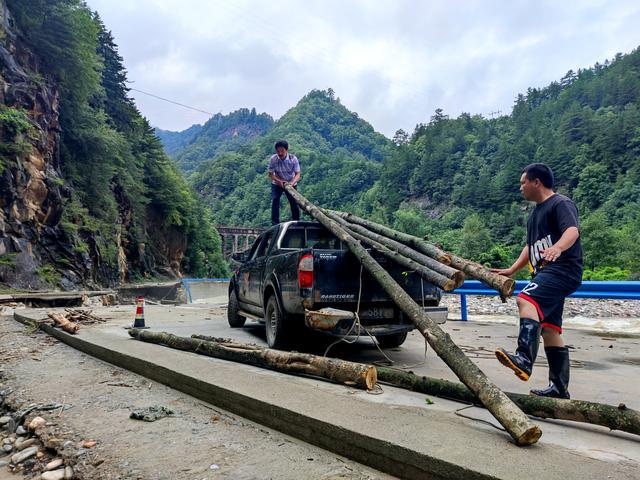 宁陕大人：风雨中的花甲“逆行代表”