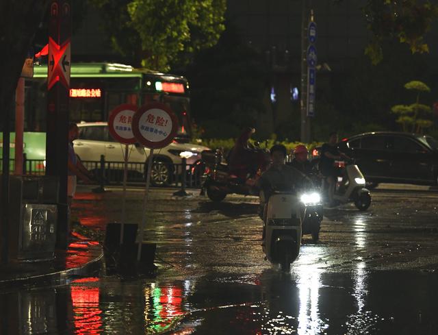 暴雨来袭，郑州各部门积极应对保障市民出行安全