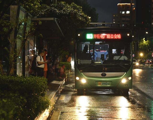 暴雨来袭，郑州各部门积极应对保障市民出行安全