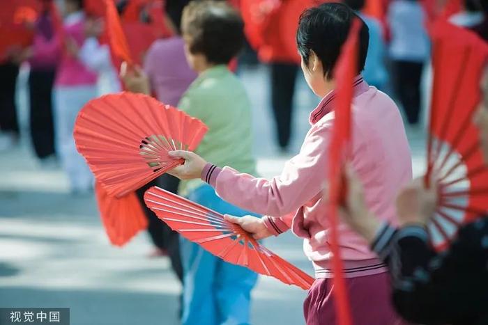 今年暑假，街上站满了游荡的外婆奶奶