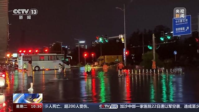 河南郑州昨晚突降暴雨 多部门连夜抢险排涝