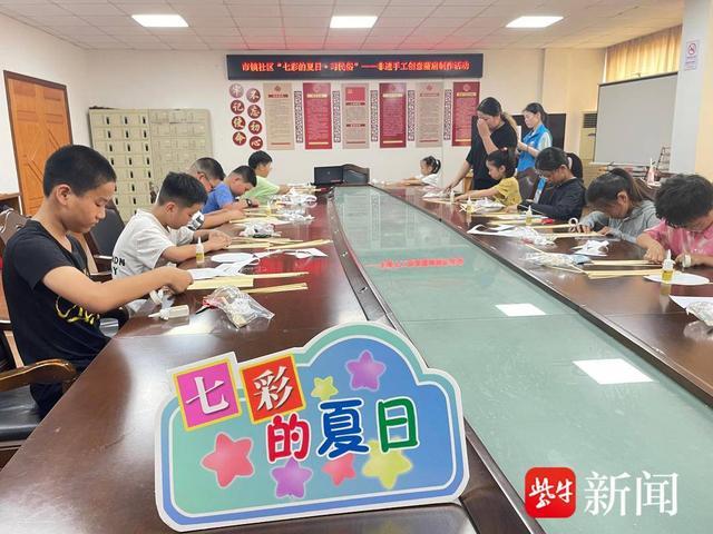 “七彩的夏日·习民俗”常熟市董浜镇市镇社区开展非遗手工创意蒲扇制作活动