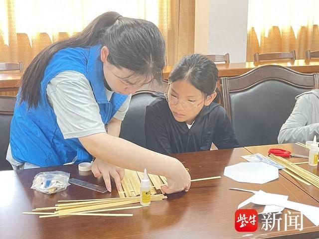 “七彩的夏日·习民俗”常熟市董浜镇市镇社区开展非遗手工创意蒲扇制作活动