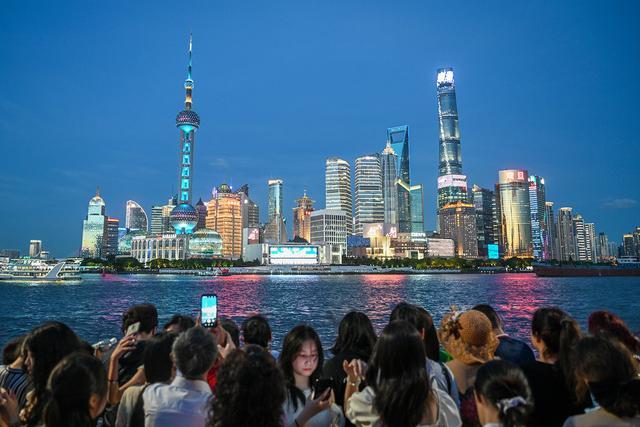 城事｜魔都的夏天：外滩人从众，晚上七八点的时候最漂亮