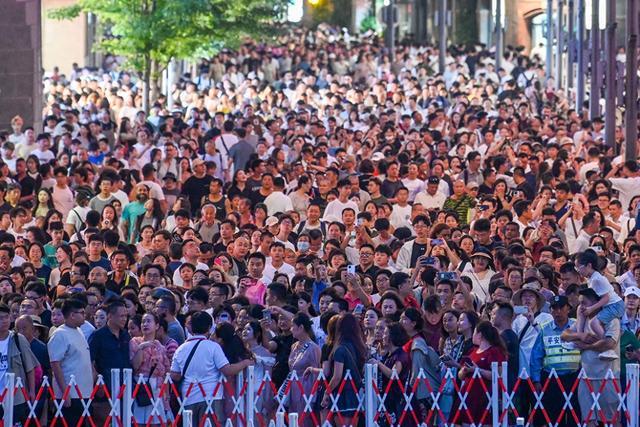 城事｜魔都的夏天：外滩人从众，晚上七八点的时候最漂亮