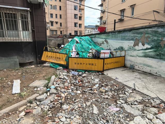 建筑垃圾运不出导致小区改造停滞？上海长宁：已着手进行垃圾清运