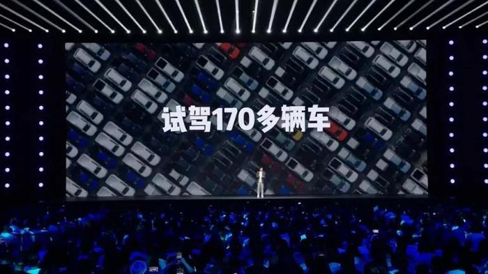 雷军2024年度演讲全文：人生不能后退，只能拼命往前冲！