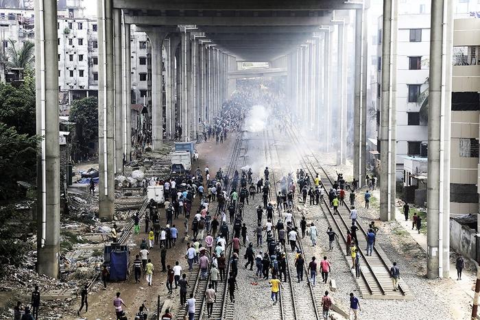 孟加拉全国抗议致百余人死亡，当地华人：穿过人群步行3公里才到机场