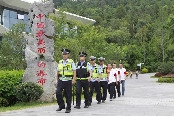 深耕“旅游警务+” 打造罗平好“枫”景