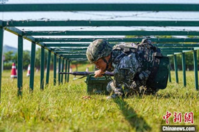 广西柳州武警官兵举行军事体育运动会“比武”