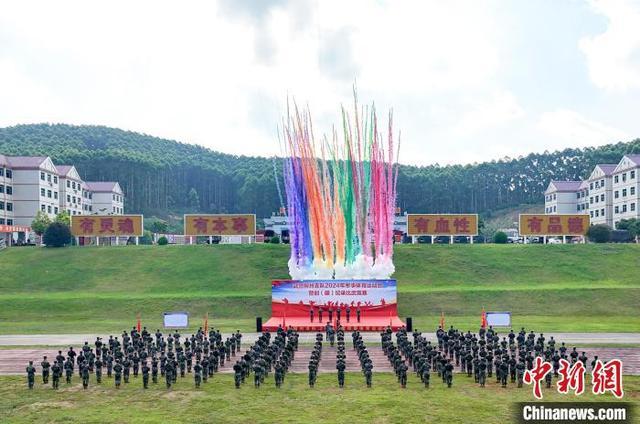 广西柳州武警官兵举行军事体育运动会“比武”