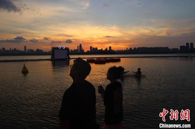 武汉东湖“上新”水上漂浮影院 游客花样消暑