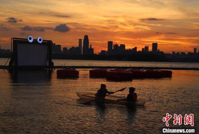 武汉东湖“上新”水上漂浮影院 游客花样消暑