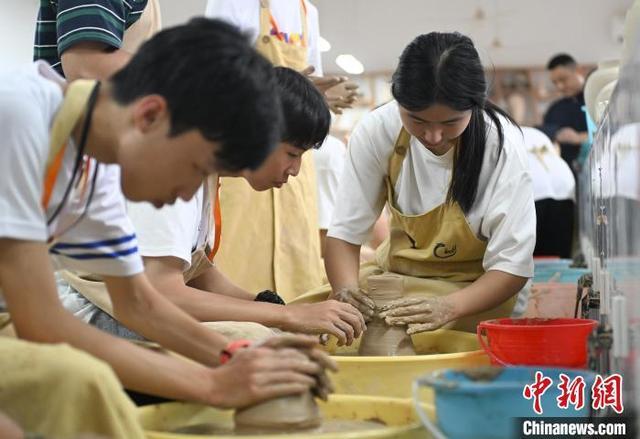 香港青年走进“剑瓷之都”龙泉 探秘青瓷宝剑“共舞”千年