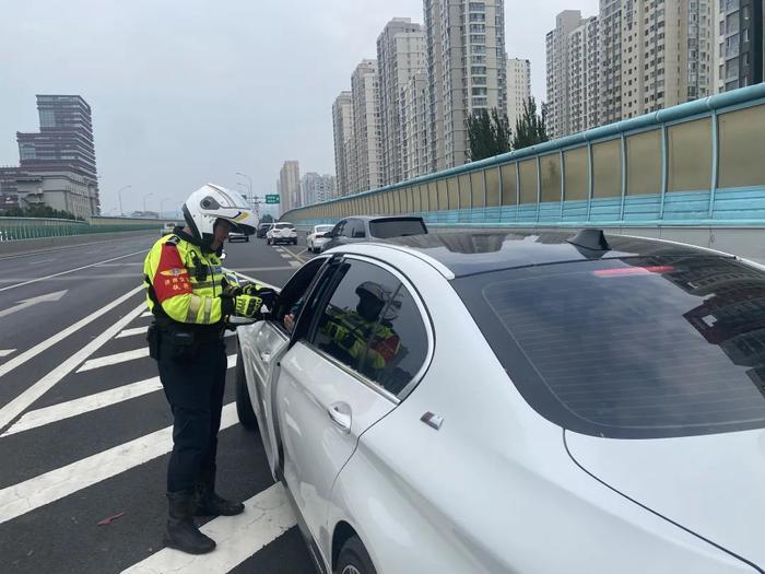 随警作战！《法治日报》记者济南交警巡逻执勤见闻