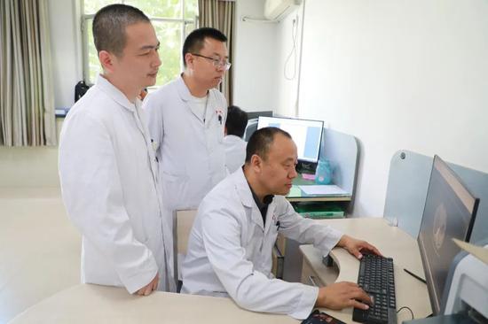 患儿三分之一肝脏被肝包虫占据且位置特殊 第一师医院完整切除获成功