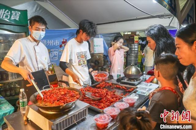 江西赣州：市民逛夜市品美食 享夏日人间烟火气