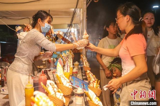 江西赣州：市民逛夜市品美食 享夏日人间烟火气