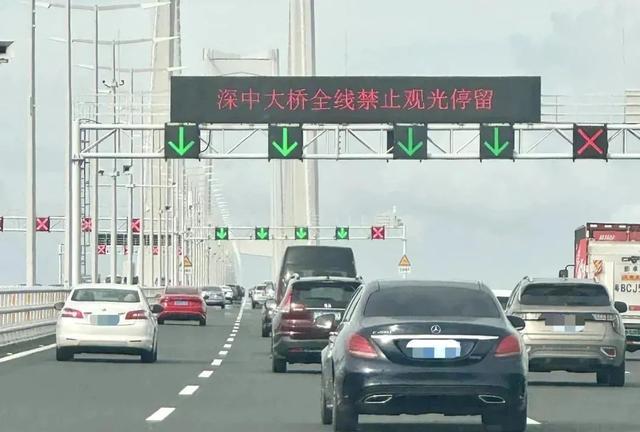 深中通道一小车突发自燃！现场浓烟滚滚……交警提醒