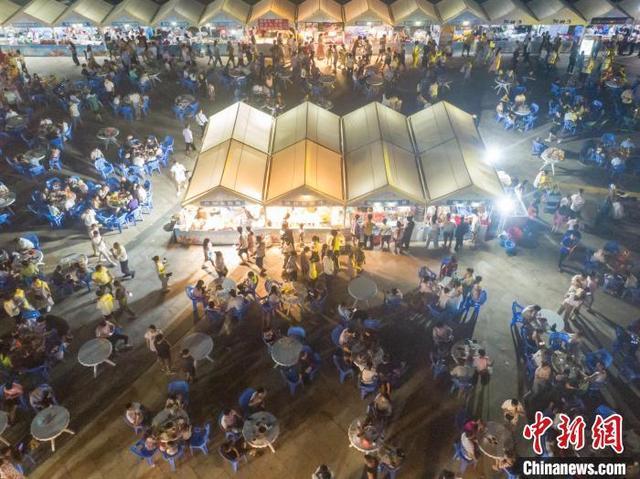 江西赣州：市民逛夜市品美食 享夏日人间烟火气