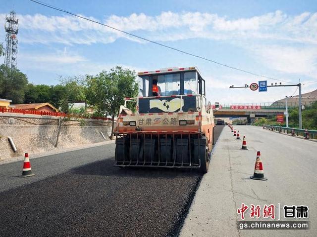 兰州公路段烈日炎炎淬公路匠心