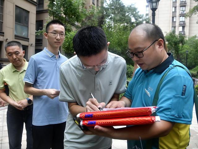 郑州双胞胎兄弟一起考上北大 高考录取通知书今日同时送达