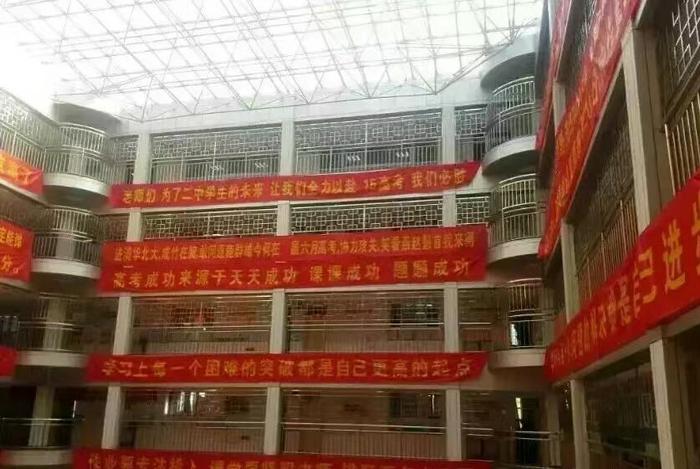 校园铁丝网，能托住下坠的孩子吗？