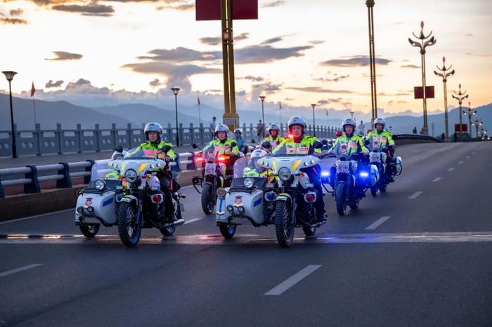 白鹤骑警队：以专业素养践行“骑警使命”