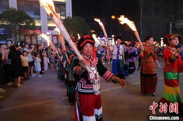 广西隆林庆“火把节”  民俗为媒促民族团结