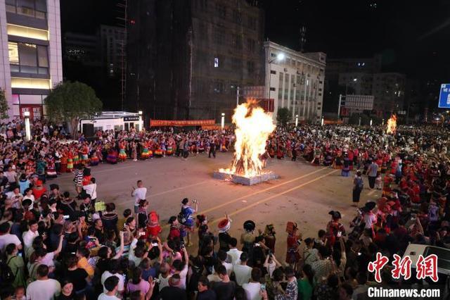 广西隆林庆“火把节”  民俗为媒促民族团结