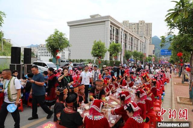 广西隆林庆“火把节”  民俗为媒促民族团结