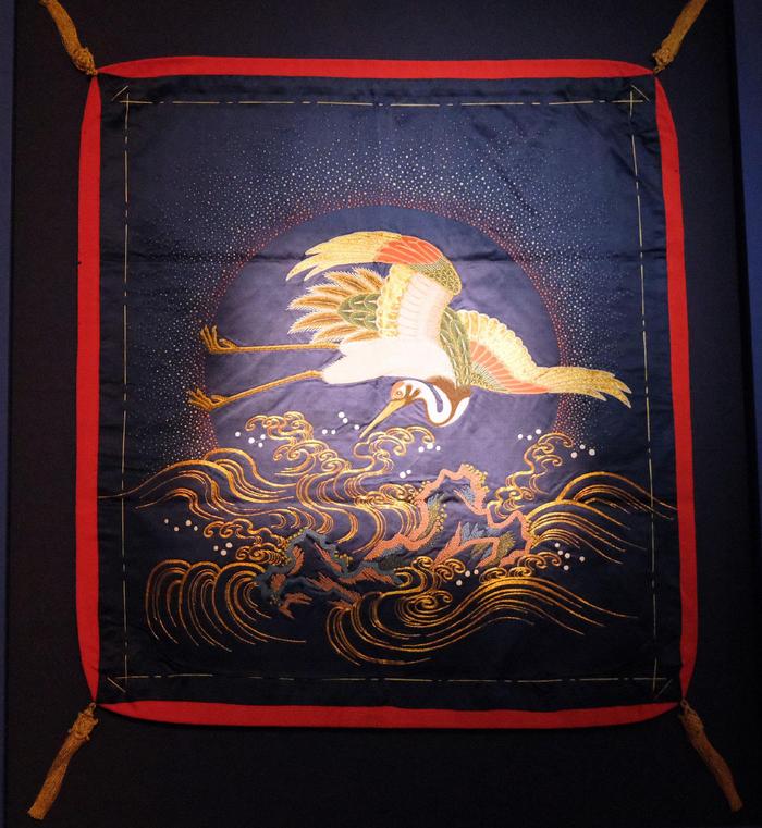 海浪之上的仙鹤袱纱,江户晚期或明治时期 赵海燕 摄