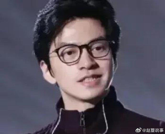 2010年，冯小刚请李健《唐山大地震》写歌，李健哼唱出来，他却不满意：这歌根本压不住电影，再写一首吧？