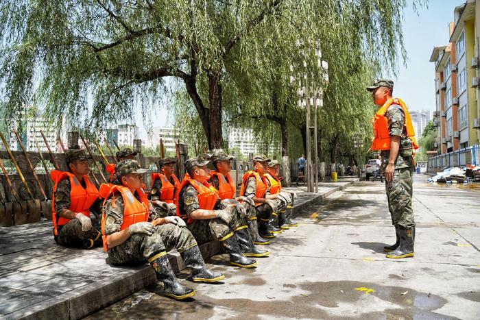 武警陕西总队汉中支队：洪峰过境紧急驰援 连续奋战全力守护