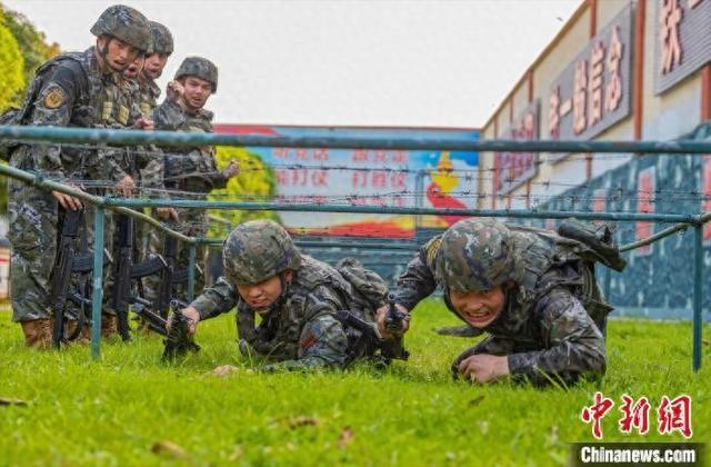 广西玉林武警官兵战高温斗酷暑 “三伏”砺兵正当时