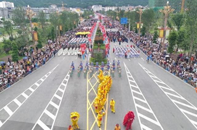 四川越西彝族火把节盛大开幕，文旅名片闪耀吸引八方来客