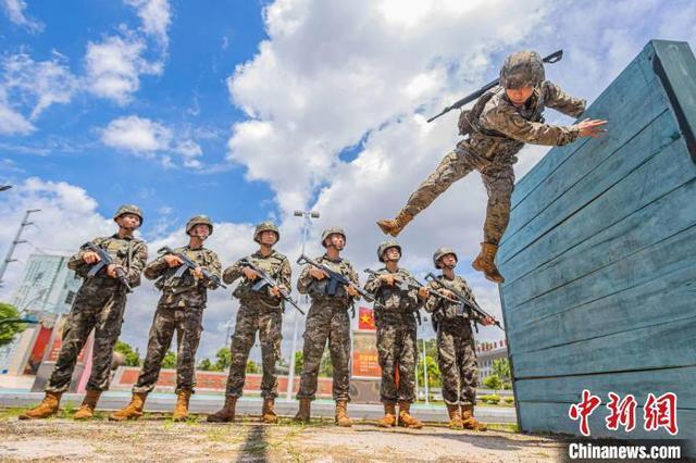 广西玉林武警官兵战高温斗酷暑 “三伏”砺兵正当时