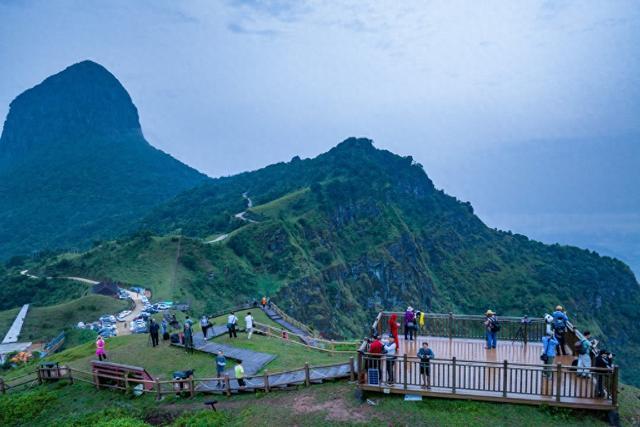 广西梧州天龙顶山地公园迎来暑期旅游旺季