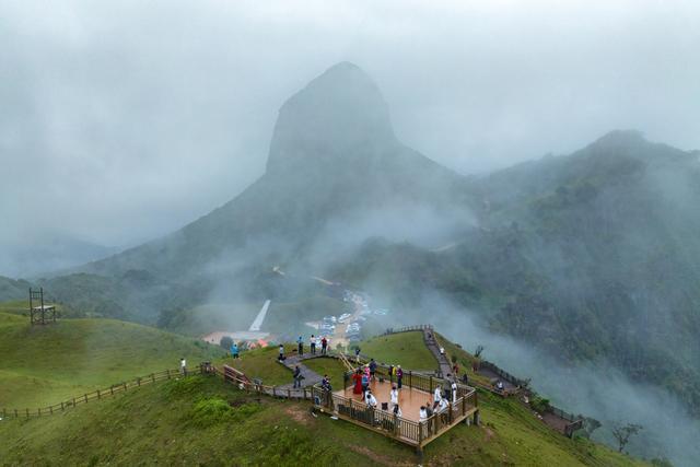 广西梧州天龙顶山地公园迎来暑期旅游旺季