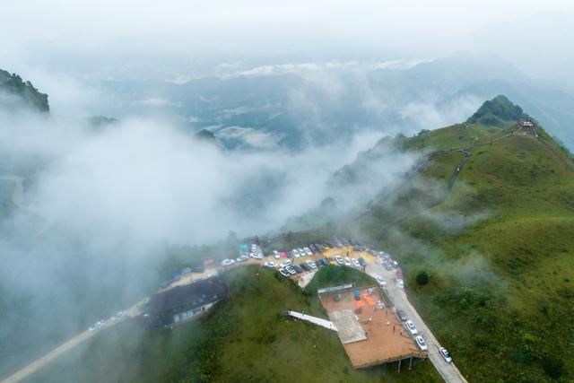 广西梧州天龙顶山地公园迎来暑期旅游旺季