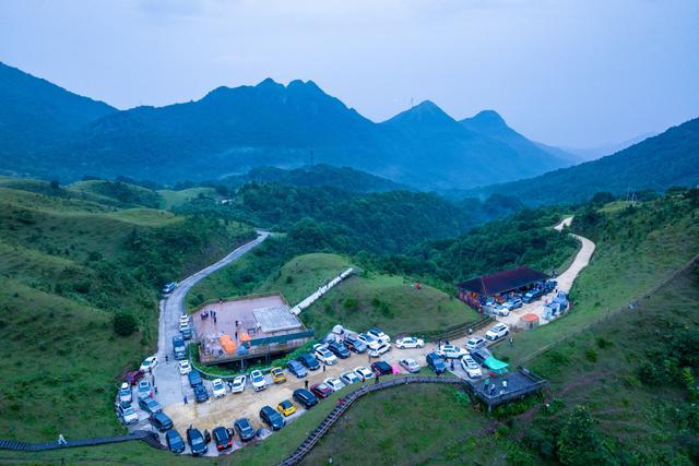 广西梧州天龙顶山地公园迎来暑期旅游旺季