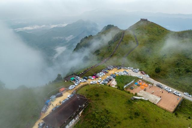 广西梧州天龙顶山地公园迎来暑期旅游旺季