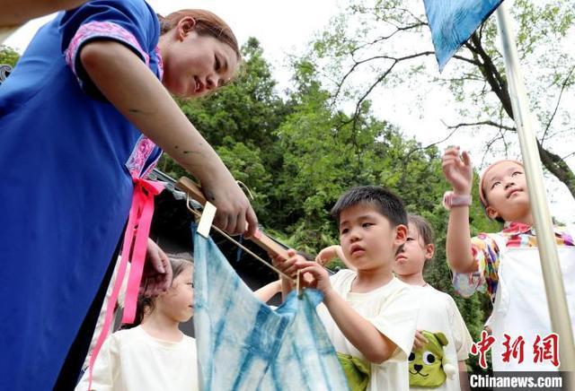 学子广西侗寨体验非遗技艺