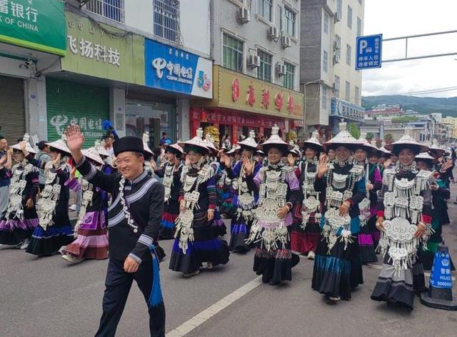 四川越西彝族火把节盛大开幕，文旅名片闪耀吸引八方来客