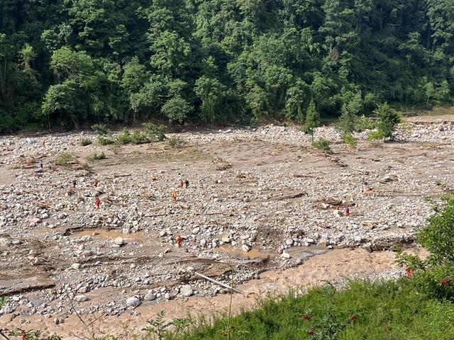 汉源山洪致灾启示：支流与公路交错引风险，下游建房贴近河谷