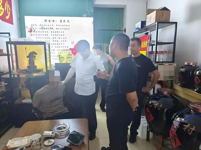 深夜，呼和浩特一“蒙面”男子撬开沿街店铺作案，结果……