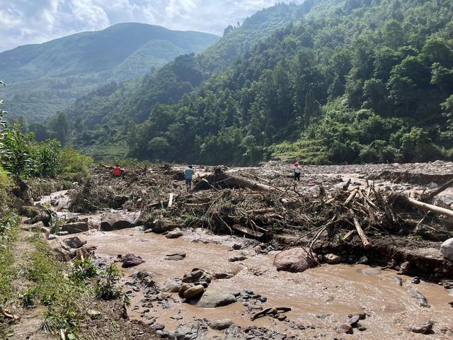 汉源山洪致灾启示：支流与公路交错引风险，下游建房贴近河谷