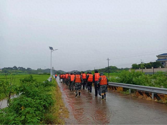 湖南衡阳：800民兵奋战抗洪抢险一线