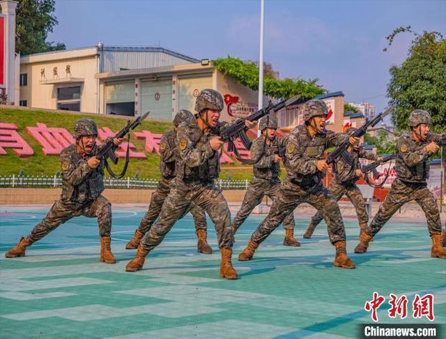 广西玉林武警官兵战高温斗酷暑 “三伏”砺兵正当时